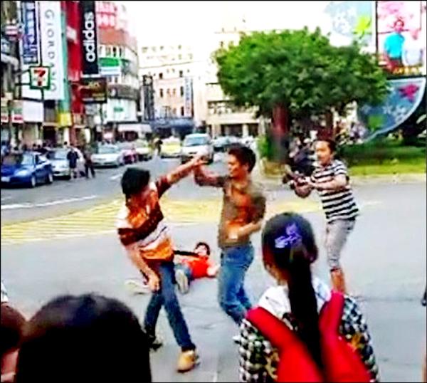 泰國籍勞工在中壢火車站前大打出手。(記者周敏鴻翻攝) 泰國籍勞工在中壢火車站前大打出手。(記者周敏鴻翻攝)