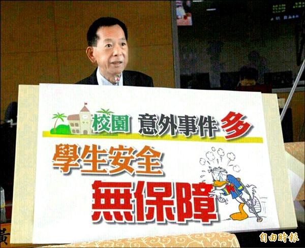 學校認養流浪犬，市議員黃錫嘉質疑由誰負責飼養？學生安全無保障！（記者黃鐘山攝）