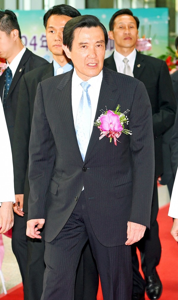 President Ma Ying-jeou attends the Taiwan Union of Nurses’ Associations’ annual celebration yesterday afternoon in Taipei. When leaving the venue, Ma did not respond to reporters’ questions regarding Taipei Mayor Ko Wen-je’s investigation into the Taipei Dome case.
Photo: Lo Pei-der, Taipei Times