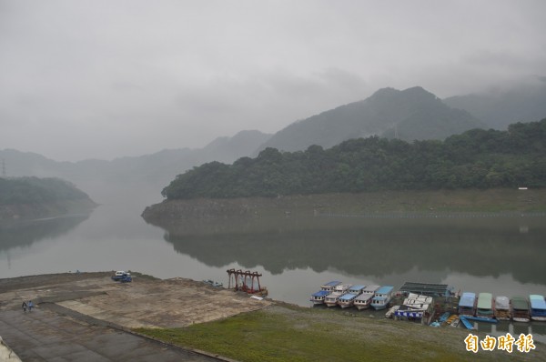 一夜滂沱大雨狂灌，石門水庫蓄水量、蓄水率飆高。（記者李容萍攝）