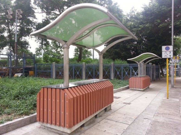 香港出現「巨墩避雨亭」，居民認為設計不實用，導致無法避雨，且2座更是要價21萬港元。（圖擷取自「樂活鰂魚涌」臉書專頁）