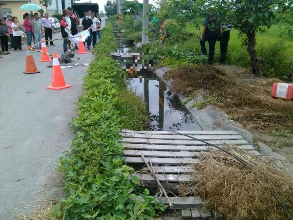 雲林崙背鄉84歲程姓婦人，走在產業道路上疑遭掉落的高壓電電擊，陳屍水溝內。（記者黃淑莉翻攝）