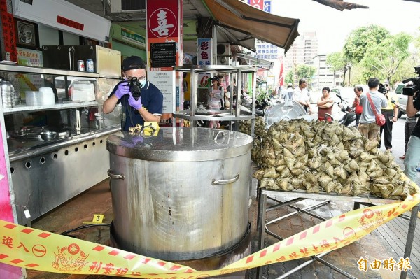 高雄鬧區肉粽店瓦斯氣爆 5人受傷急救，警方到場搜證。（記者張忠義攝）