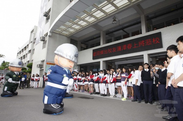 海軍上將蒲澤春返回桃園治平高中母校宣導募兵，受到學生熱烈歡迎。（圖：取材自軍聞社）。