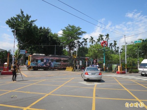 集集鎮最大十字路口除集集支線火車行駛外，還有環鎮小火車與公路車輛，但路口僅設閃光紅燈，造成用路人容易爭現恐後發生車禍。（記者劉濱銓攝）