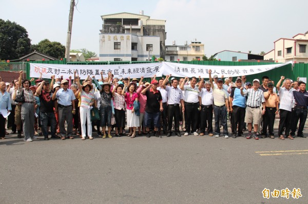 彰化縣二水鄉聚集上百村民，要求消防隊遠離市區，搬到公墓區。（記者陳冠備攝）