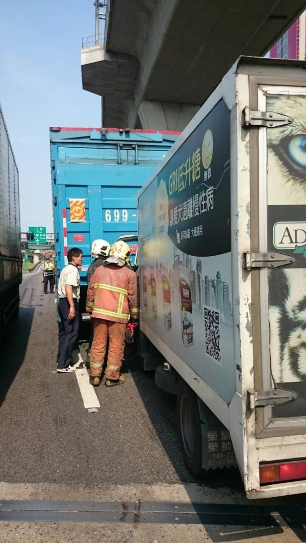 小貨車行經國道匝道，不慎追撞前方的大貨車。（記者曾健銘翻攝）