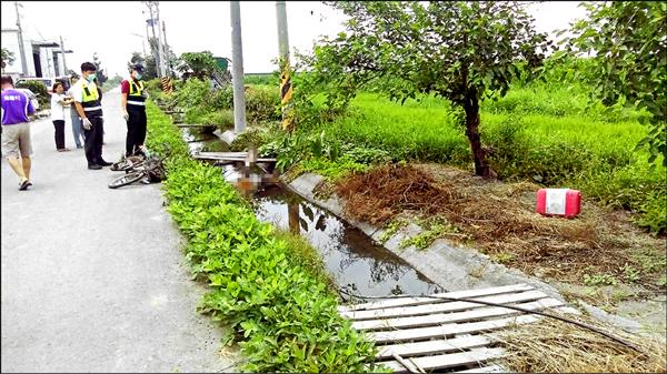 雲林崙背鄉84歲程姓婦人，走在產業道路上疑遭掉落的高壓電電擊，陳屍水溝內。（記者黃淑莉翻攝）