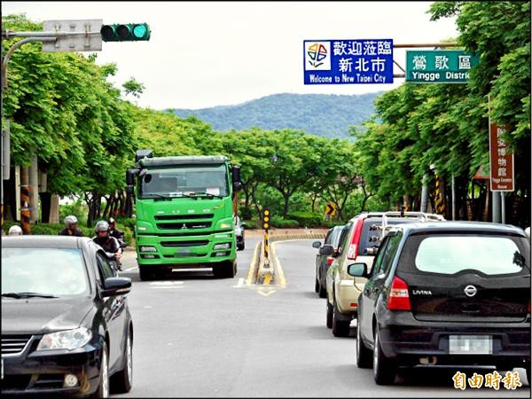 桃園興豐路銜接鶯歌八德路，從四線道縮減為二線道，交通經常打結。（記者張安蕎攝）