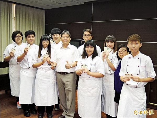 台南亞洲餐旅學生今年共考取二十四張乙級證照、有七位學生同時榮獲雙乙級證，其中一班四名學生考取雙乙級證。（記者王俊忠攝）