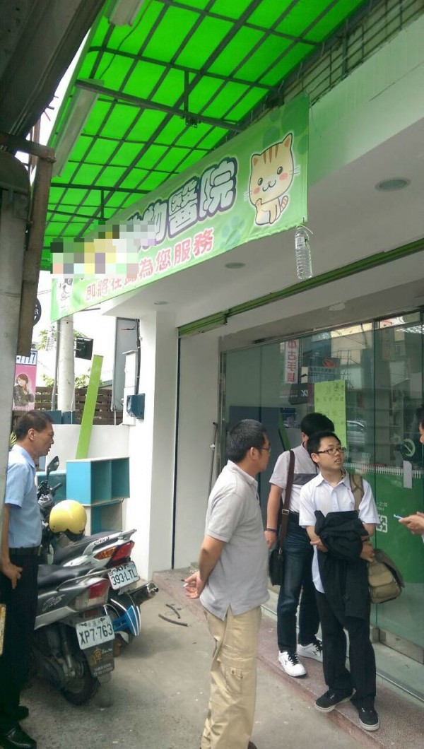 警方在嘉義市吳鳳南路找到重要關鍵第三人陳姓男子，陳男為右一戴眼鏡者。（記者何宗翰 翻攝）