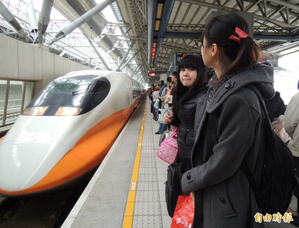台灣高鐵嘉義至台中北上列車，於今起至17日，每日早上6點30分至午夜12點，採列車慢行措施，該路段最高速限降至每小時70公里，比台鐵區間車還要慢。（資料照，記者陳建志攝）