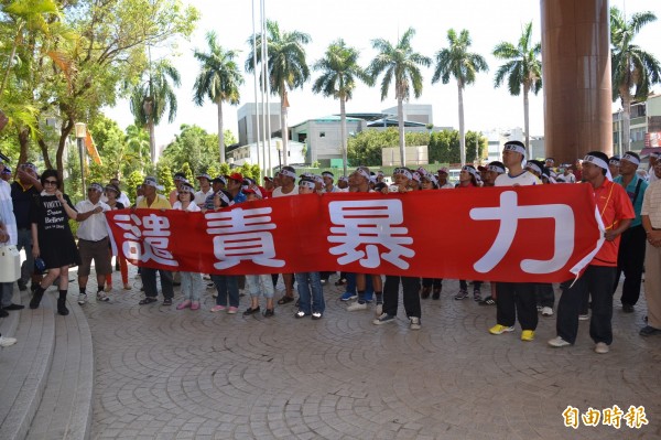 屏東縣議會今天遭群眾包圍。（記者侯承旭攝）