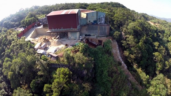 林口山坡地遭業者非法排放有毒重金屬污泥，空拍照顯示，山坡地破相，嚴重污染土壤與溪流。（環保局提供）