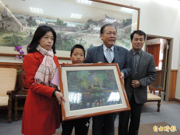 榮獲今年總統教育獎的林育夙贈畫給澎湖縣長陳光復感恩縣長的支持。（記者劉禹慶攝）