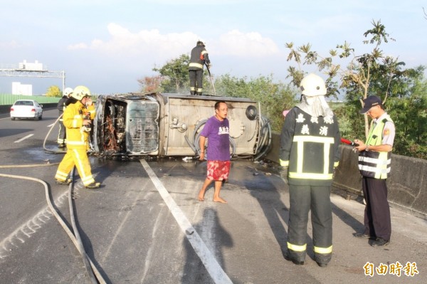 空的水肥車翻覆起火，警消人員在現場處理。（記者吳世聰攝）