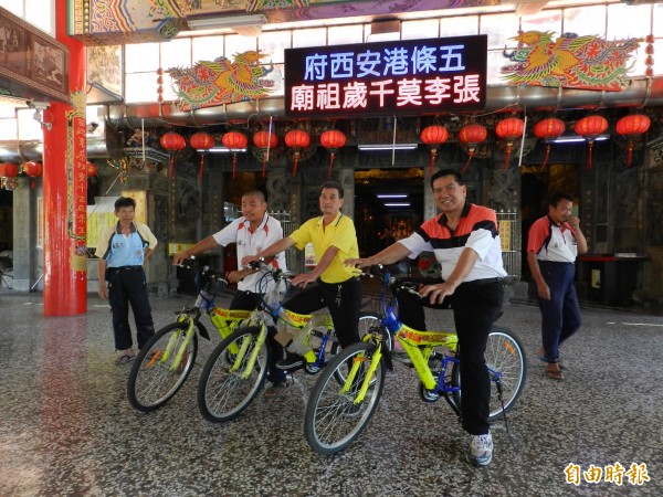 安西府等廟宇也有免費YouBike腳踏車可騎，民眾可以借用騎往台西海園遊玩。（記者鄭旭凱攝）