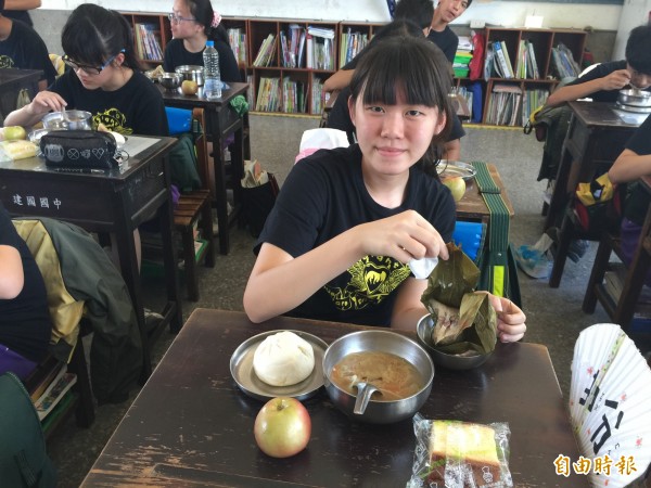 建國國中同學今享用「包高中」午餐，對老師的用心很感動。（記者陳燦坤攝）