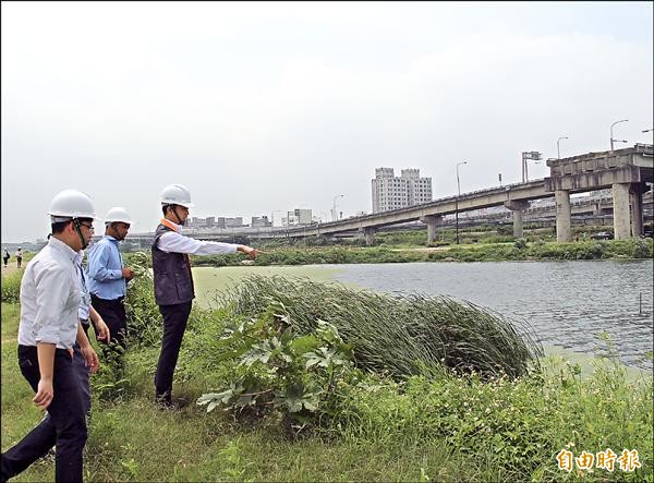 新竹市長林智堅（右一）昨天視察溪埔子人工溼地。（記者傅潮標攝）