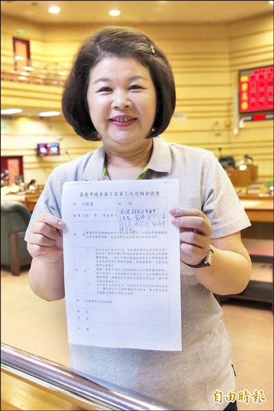 市議員張秀華與議員連署提案，要求國中、小游泳育樂營及游泳課費用，由市府全額補助。（記者王善嬿攝）