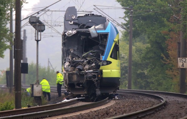 火車在撞到卡車後還滑行了200公尺才停下來，火車車頭幾乎全毀。（美聯社）