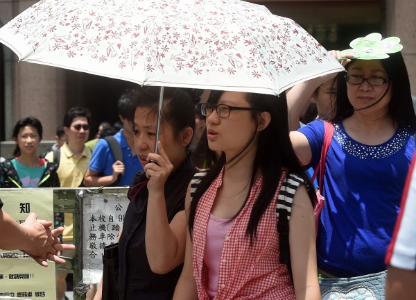 今天為國中會考第一天，氣溫卻高得嚇人，中午台北測站測得今年最高溫35.6度。（記者簡榮豐攝）
