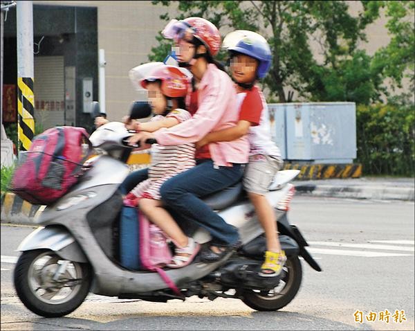 機車是父母接送子女常見的工具，卻面臨5歲以下兒童無合格安全帽的窘境。（記者張瑞楨攝）