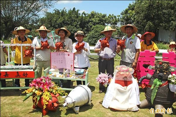 嘉義縣長張花冠（中）、立委陳明文（右三）及鹿草鄉長楊秀玉（左三）等，為豬仔「志明」與「春嬌」證婚。（記者林宜樟攝）