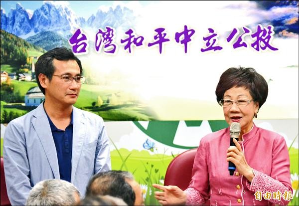 呂秀蓮（右）也呼籲民眾，支持將代表民進黨到桃園第一選區參選立委的黨中央發言人鄭運鵬（左）也到場。（記者邱奕統攝）