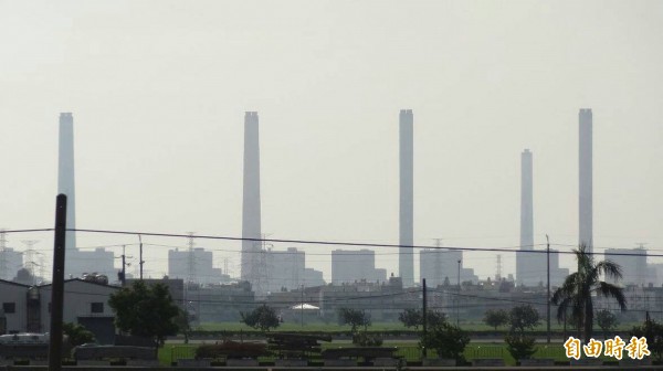 台中地區的雨水汞濃度名列前三，中市市政府為此制定相關條例與草案，要將台中發電廠等燃氣設施的重金屬排放量大幅壓低。（資料照，記者黃鐘山攝）