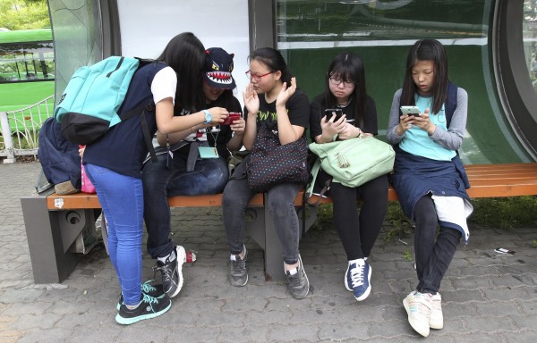 智慧型手機日漸普及，韓國有手機監控APP讓家長掌控孩子用手機的情況，不過也引發侵犯隱私的問題。（美聯社）
