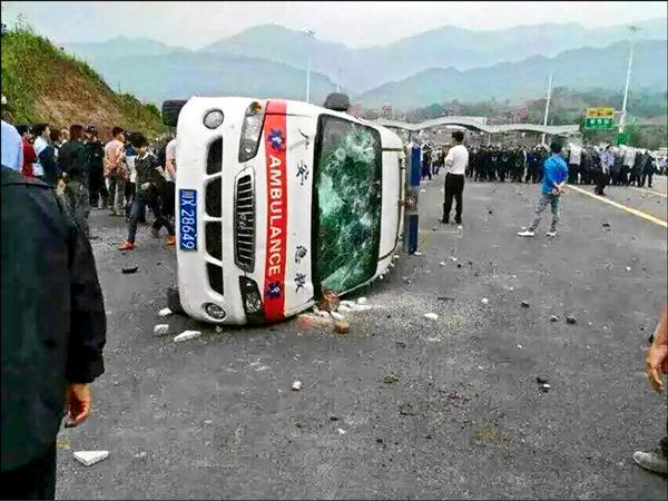 憤怒的民眾則砸毀警車。（取自網路）