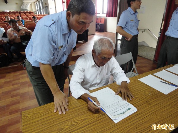 墾管處鼓勵居民針對通盤檢討提出意見。（記者蔡宗憲攝）