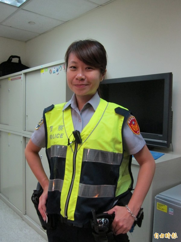 鐵路警察局板橋分駐所女警鍾霈臻，一週內連助兩名失智長者回家。（記者何玉華攝）