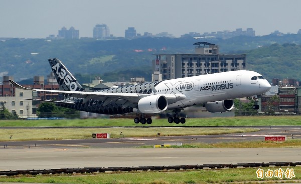 空中巴士新一代中長程客機A350今天上午將在台灣展示飛行，上午11點由桃機起飛繞行台灣一圈一個半小時。（記者朱沛雄攝）