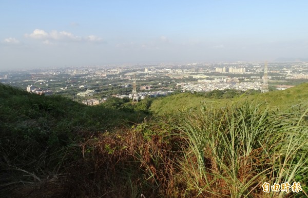 桃園市龍潭乳姑山居高臨下，造就觀景餐廳毗連而開。（記者李容萍攝）