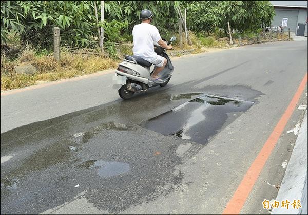 太平區大源十九街一處路面昨天漏水，民眾質疑同一地點一再漏水。（記者陳建志攝）