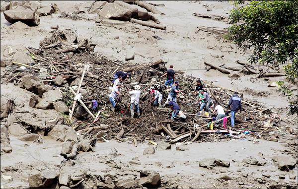 哥倫比亞西北部山區18日凌晨爆發大規模土石流。（路透）