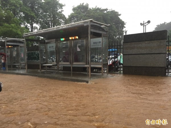 大雨造成靜宜大學前的台灣大道路慢車道，積水嚴重。（記者歐素美攝）