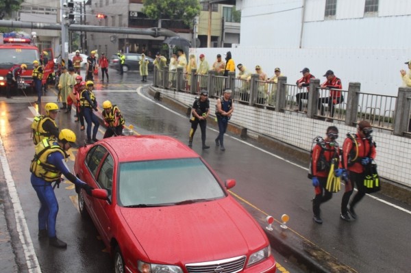 消防局在潭子區民生街地下道舉行人車淹水受困搶救演練。（消防局提供）