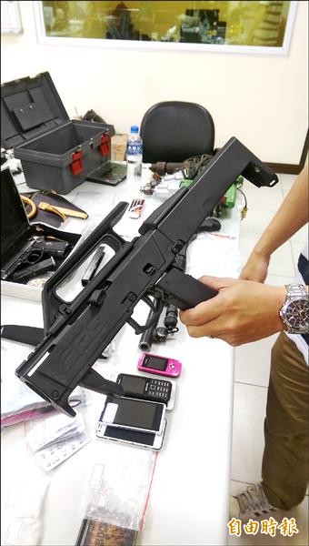 FPG瓦斯衝鋒槍，號稱是「變形金剛」級的衝鋒槍。（記者吳岳修攝）