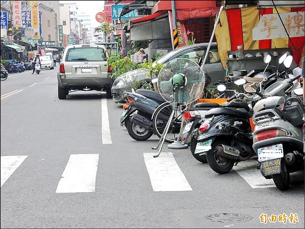 小吃林立街道是汽機車臨時違停熱點。（記者洪瑞琴攝）