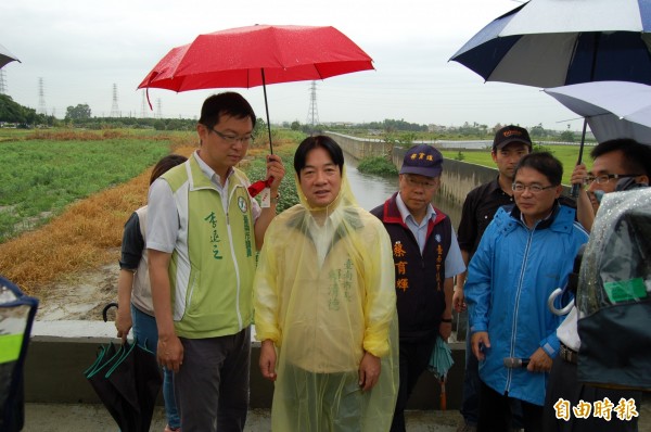 因應梅雨鋒面，台南市長賴清德（中）今早視察柳營八老爺治水應急工程來防災。（記者楊金城攝）