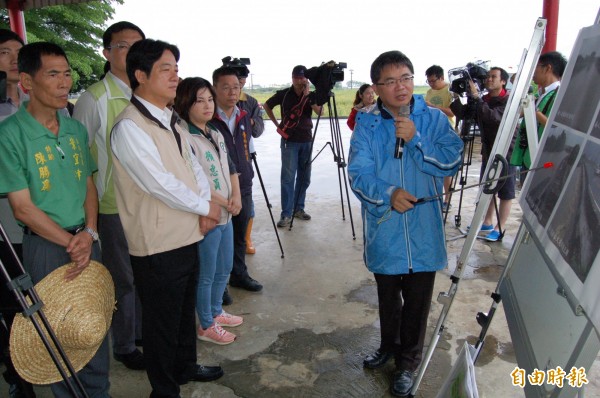 台南市水利局長李孟諺（前右）向市長賴清德（前左二）和市議員簡報柳營八老爺治水工程現況。（記者楊金城攝）