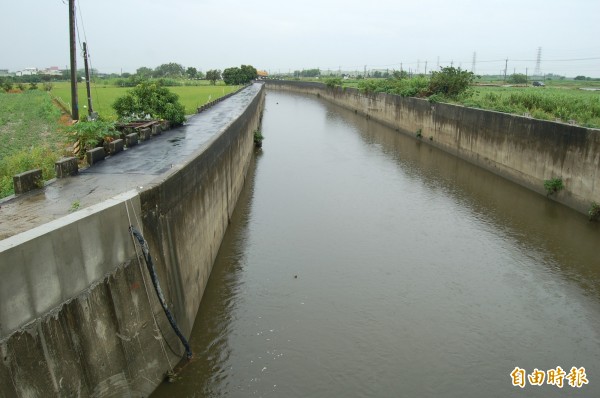 八老爺排水治水應急工程，改善堤岸加高防洪牆。（記者楊金城攝）