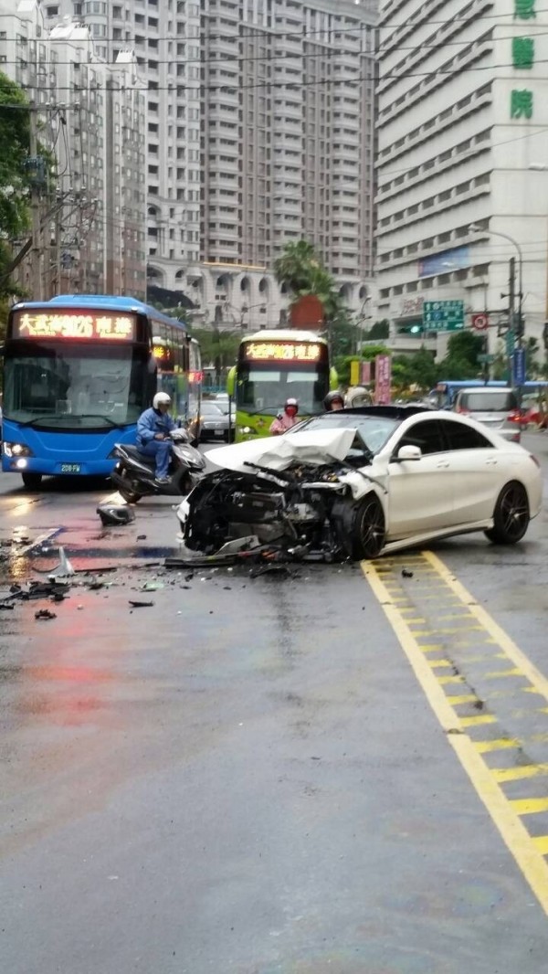 詹姓賓士車駕駛疑因超車不慎撞上對向長庚醫院接駁遊覽車，車頭全毀。（記者林嘉東翻攝）