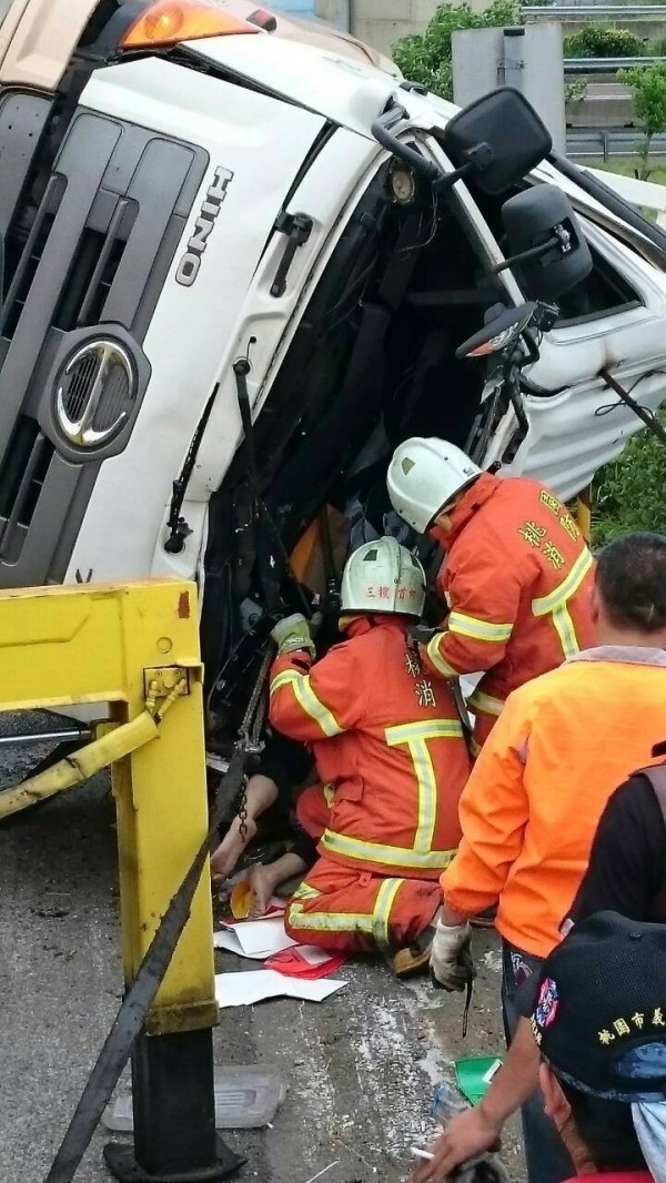 53歲陳姓駕駛受困駕駛座，被消防隊員救出時已無生命跡象。（記者邱奕統翻攝）