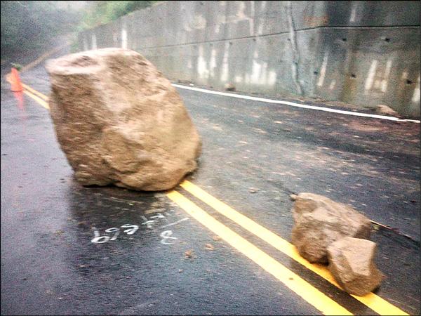 南庄鄉山區昨晚驚傳落石，幸未砸中人車，也毋須封閉道路。（南庄消防分隊提供）