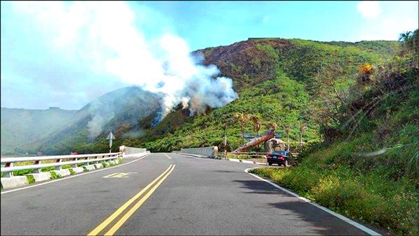 九棚基地周邊山坡地昨大火延燒。（記者蔡宗憲翻攝）