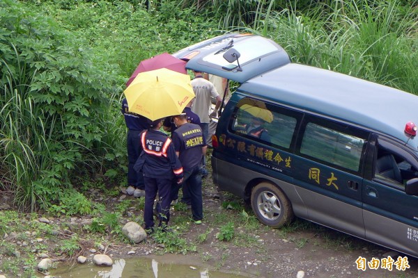 竹東鎮國中少女遭人虐殺，警方調查嫌犯曾逼迫國小女童對死者丟擲石頭。（記者王駿杰攝）